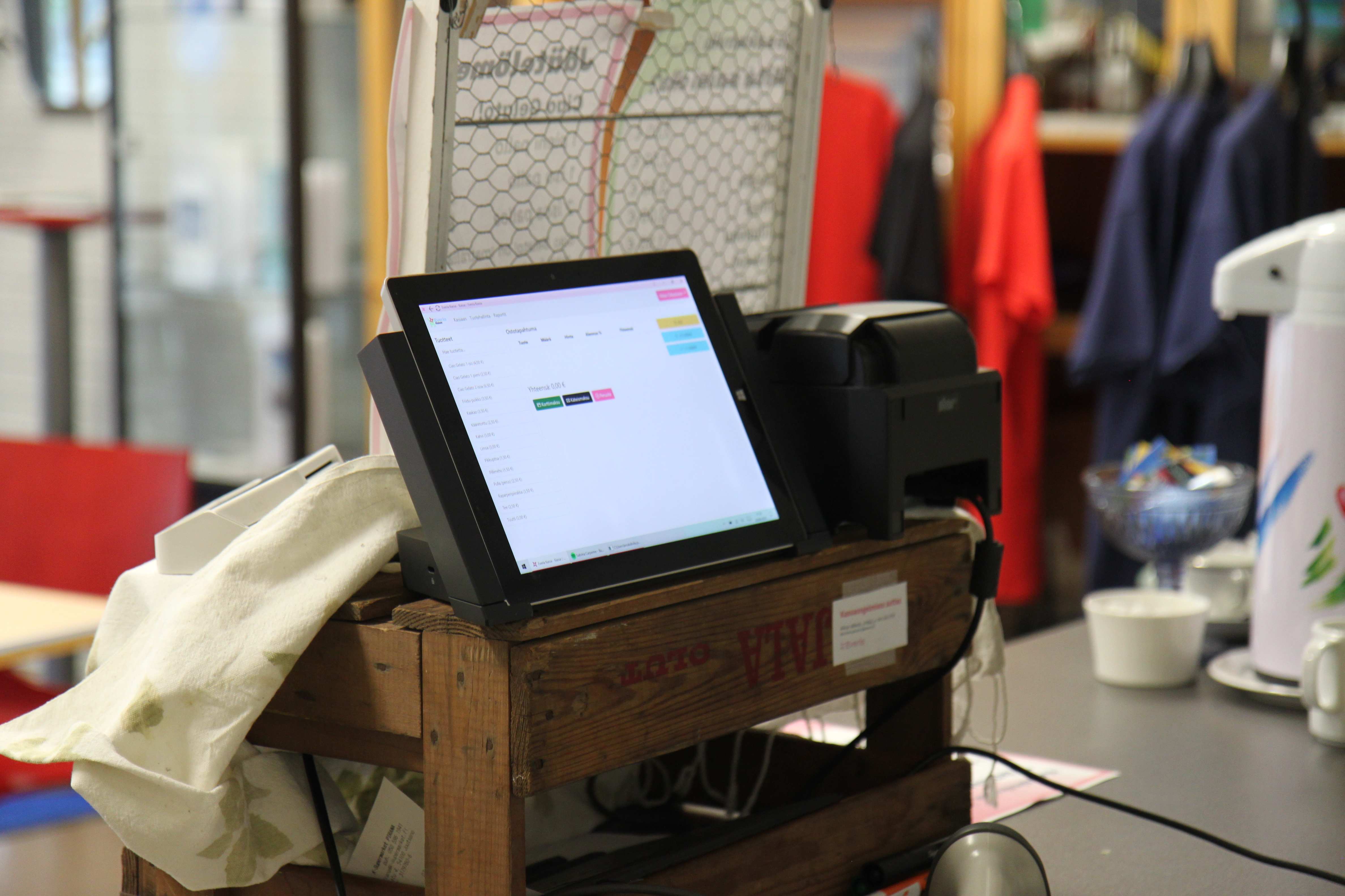 Everia Kassa käytössä kahvilassa